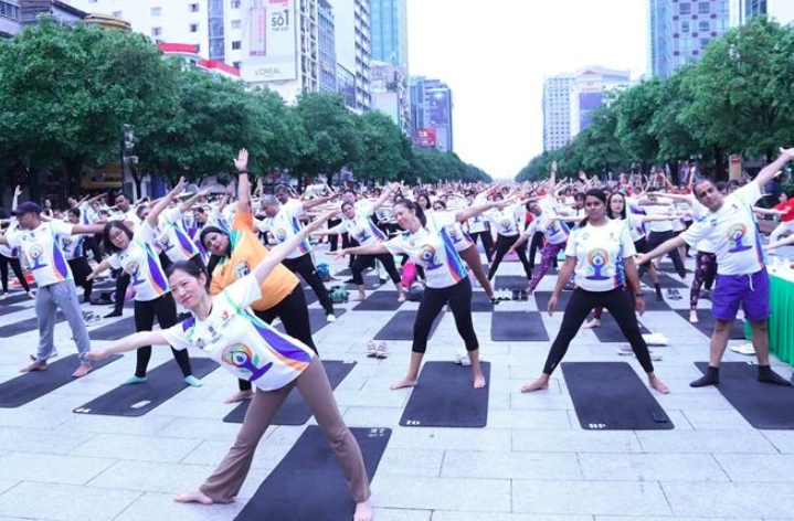 1,500 yogis perform in HCM City on 10th International Yoga Day